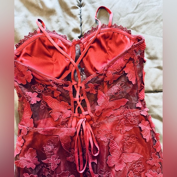 SHEIN | L | Burgundy Lace-up Mermaid Dress with Butterfly Appliqué - Picture 2 of 9